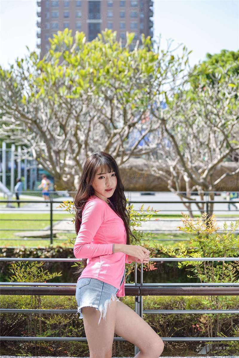她美貌又撩人