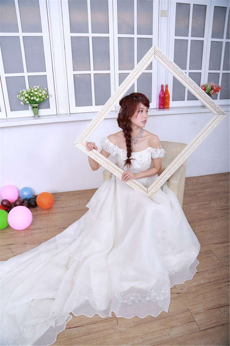 9顶假发的女孩