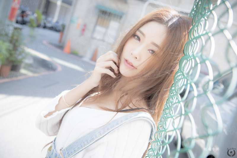 本不坚强，奈何时光