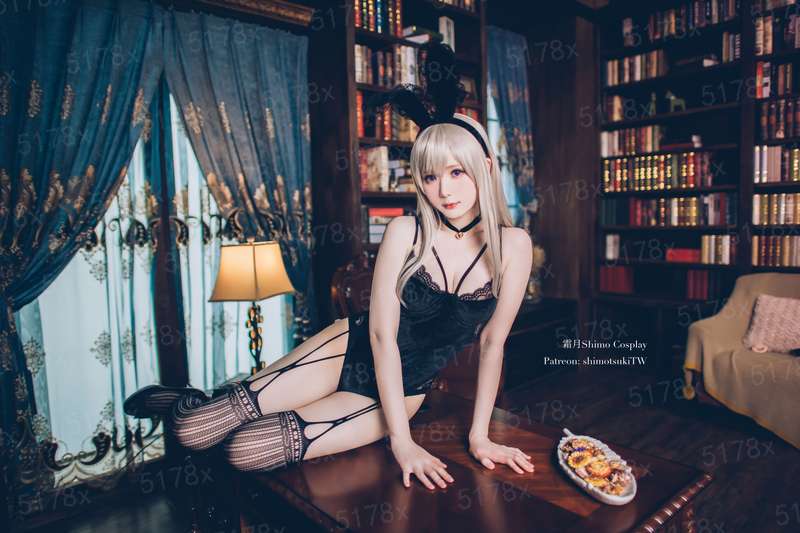 带纽扣的女孩