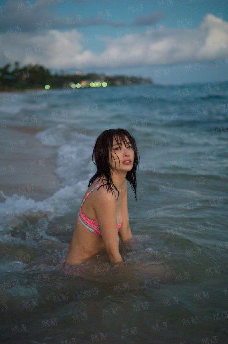 两女一指