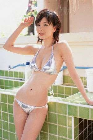 持斧的女人