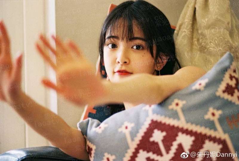 她盘起长发，像个骑士