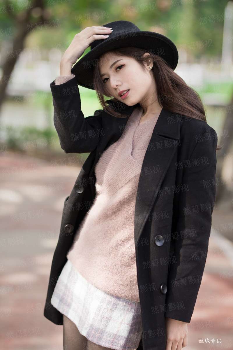 美人执扇清盈袖