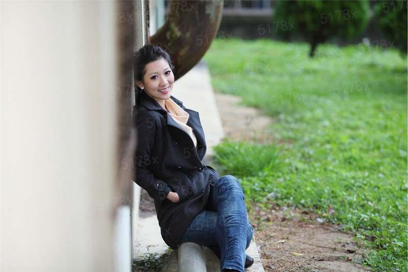 女人走在冷清的街头，听到“卡啦卡啦”的声响#鬼女魔咒
