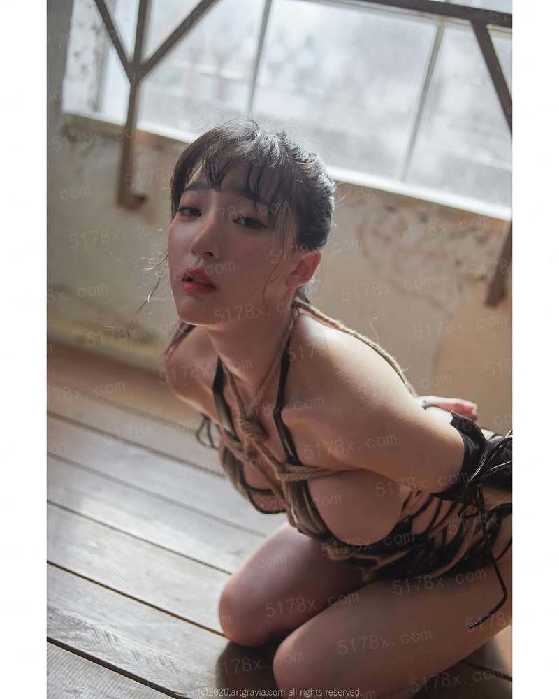 乱欲纯情：小男人和美女同