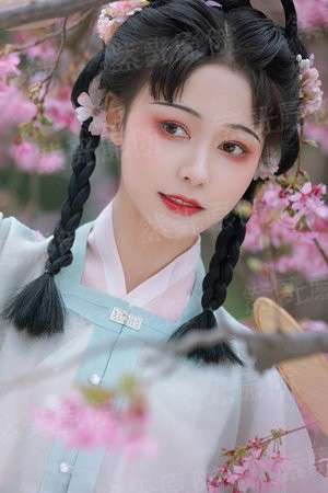 黄旭熙用膝盖顶了边伯贤