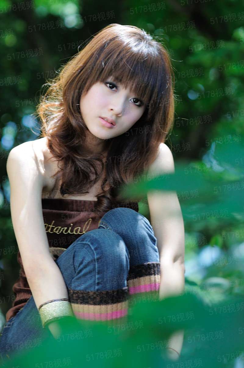 两个女的怎么炒菜