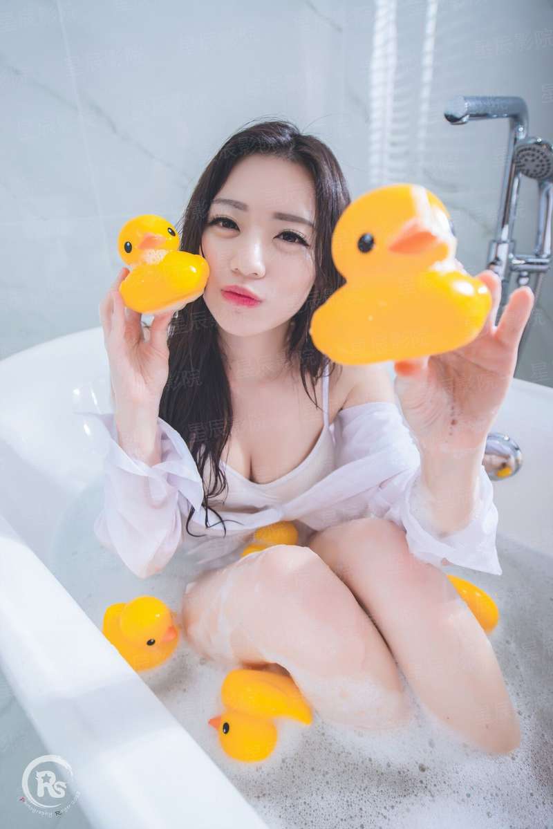 另类老师穿泳装洗车挣钱#坏老师