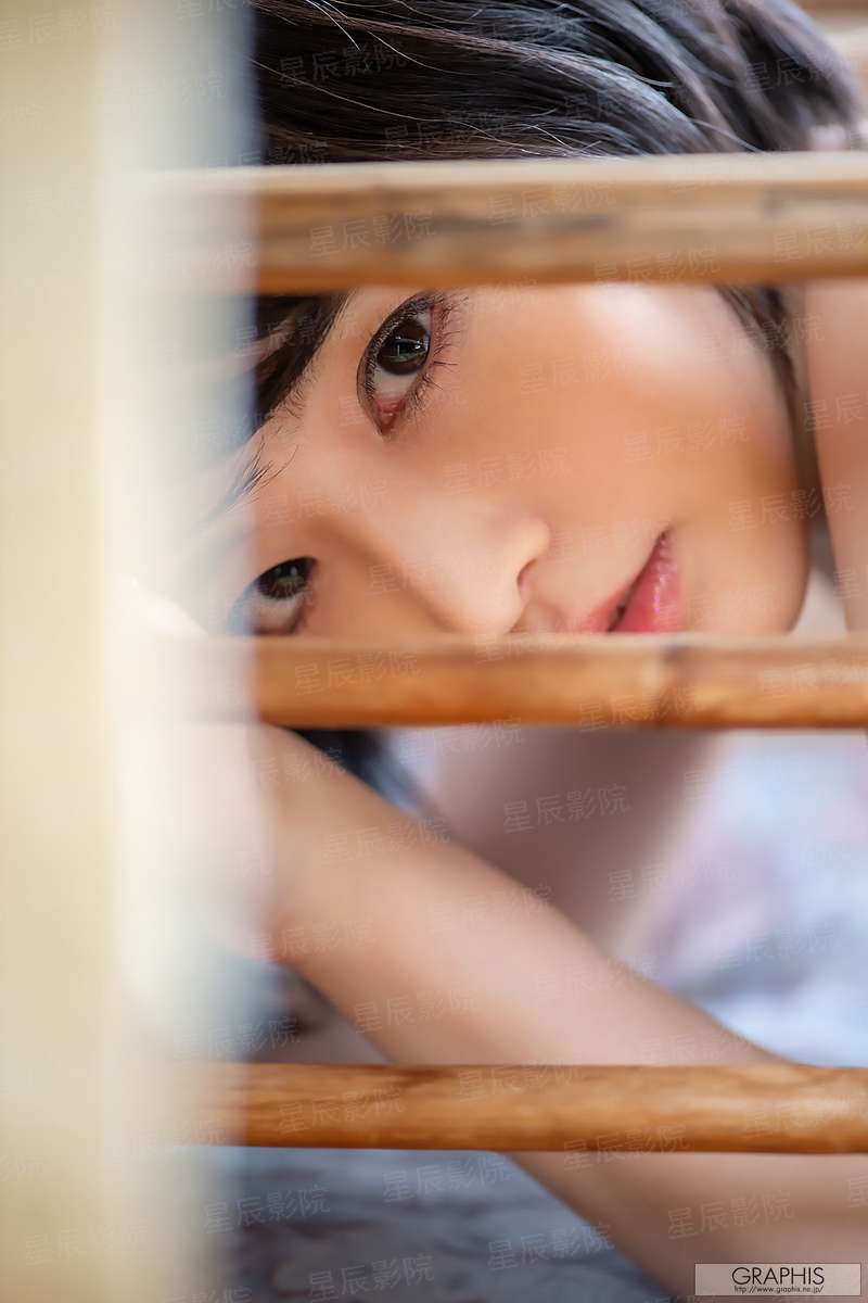 他在看着你