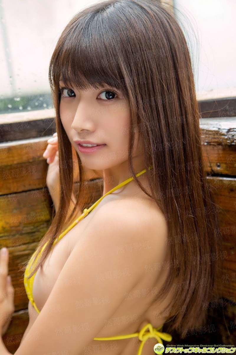 窗中女孩
