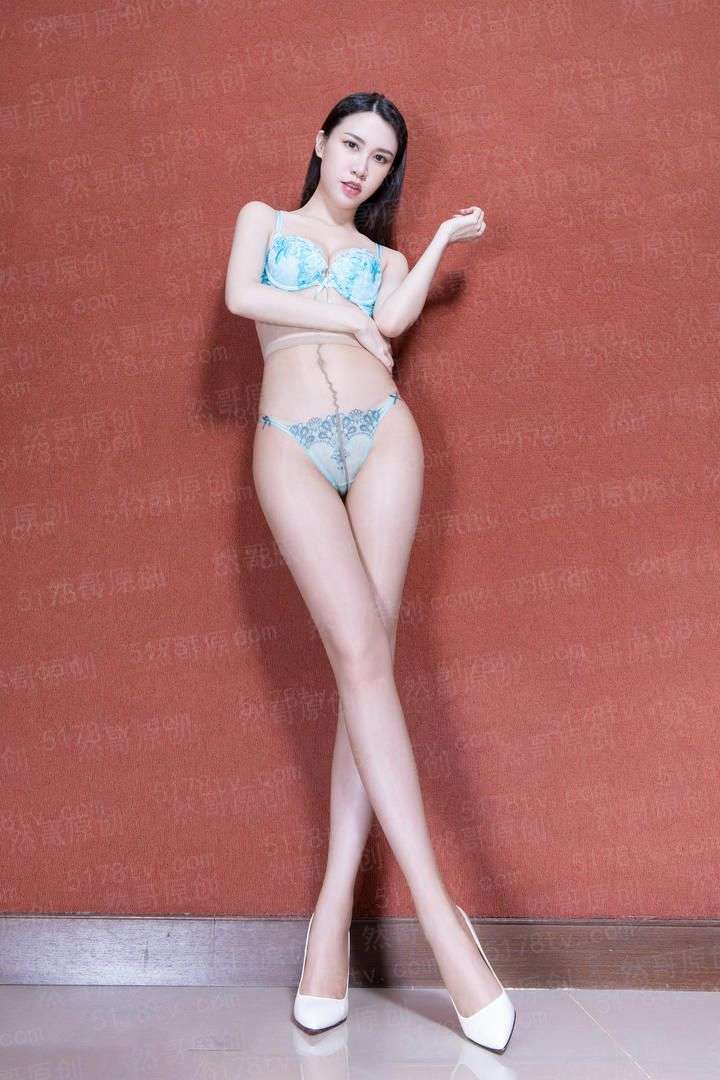 穿成大佬的白月光[穿书]