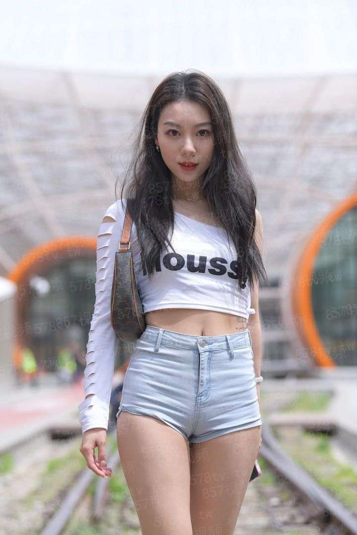 英语老师没戴套让我C了一节课