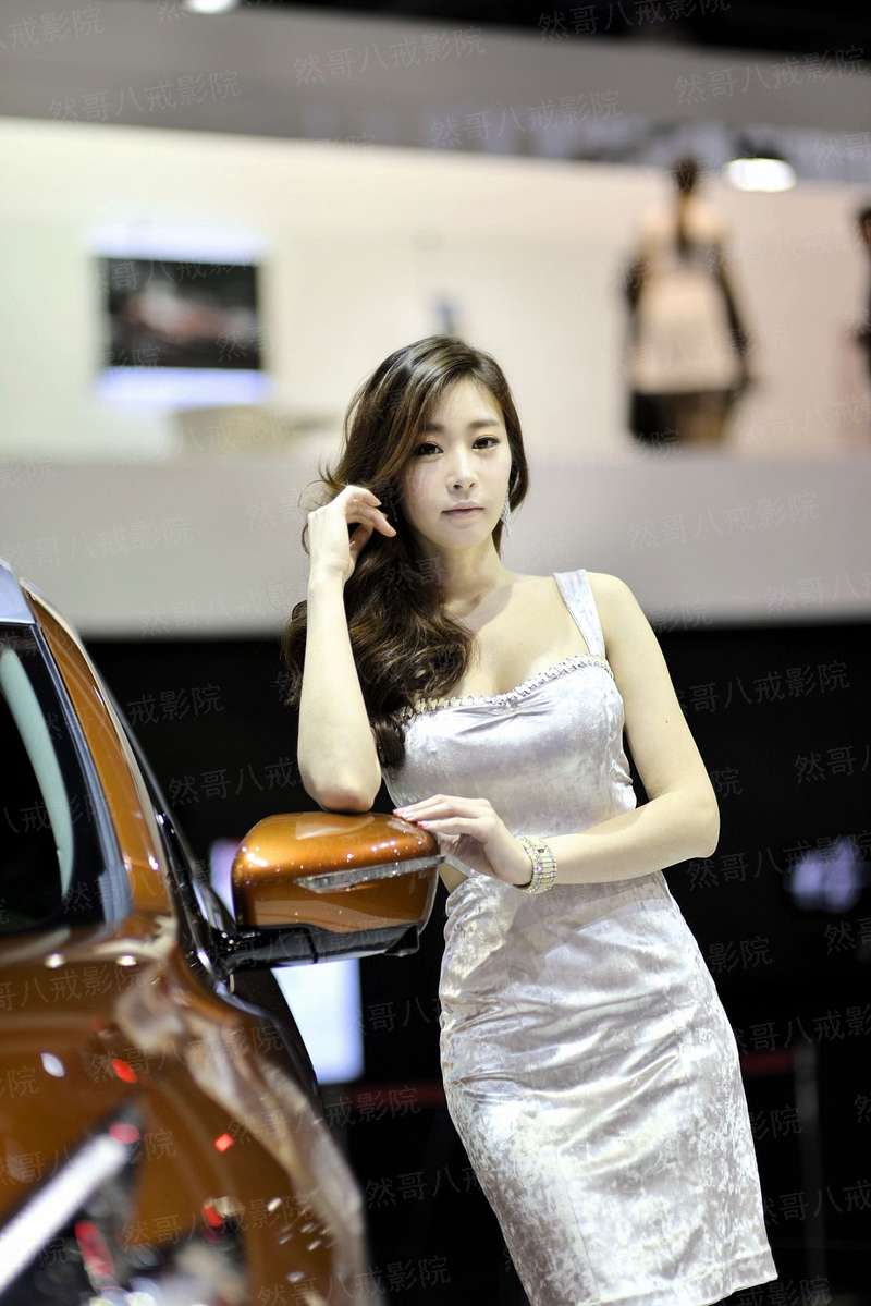 男人趴在美女身上亲胸