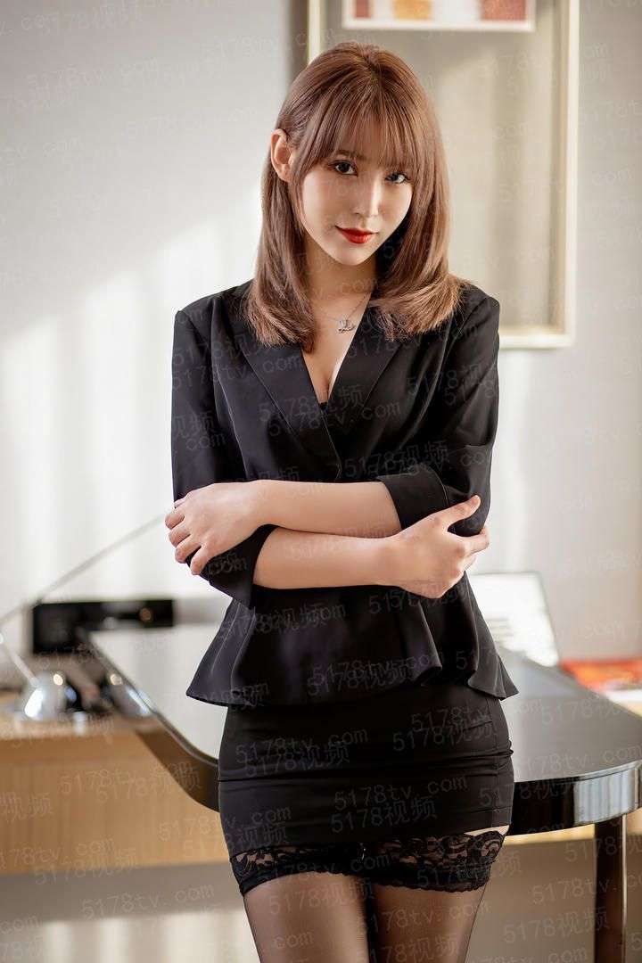 绯色豪门，隐婚总裁狠狠爱