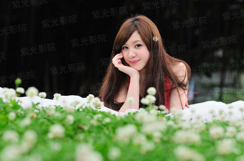 一支白莲出墙来