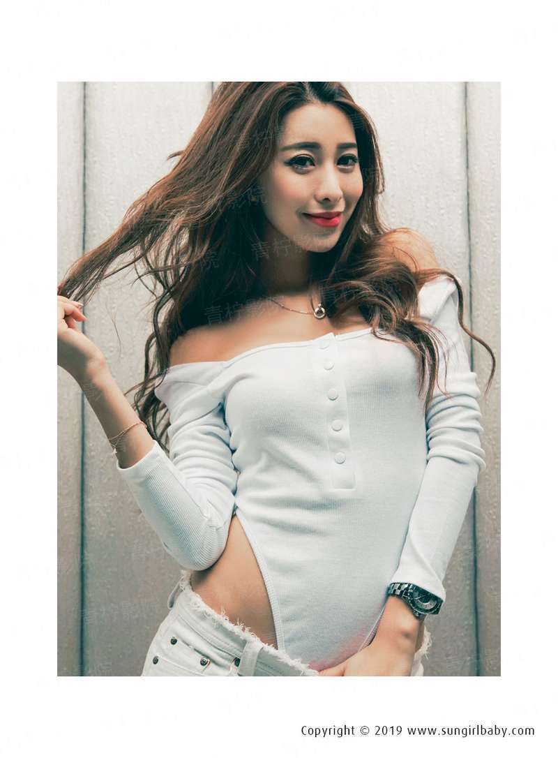 凉月如眉挂柳滩